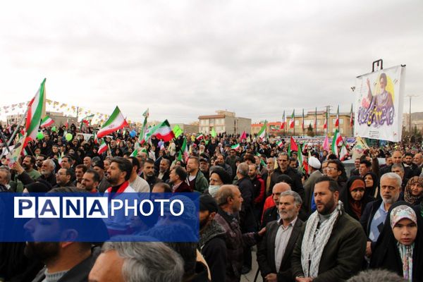 حضور گسترده اقشار مختلف مردم پردیس در راهپیمایی ۲۲ بهمن