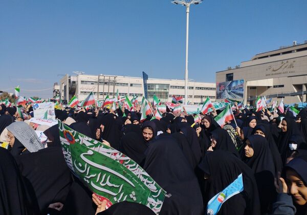 راهپیمایی ۱۳ آبان در میدان شهدا مشهد