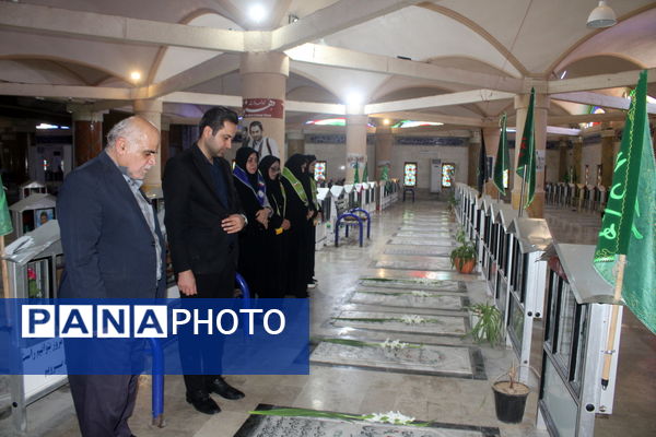 تجدید میثاق مدیر سازمان دانش آموزی استان بوشهر با شهدا