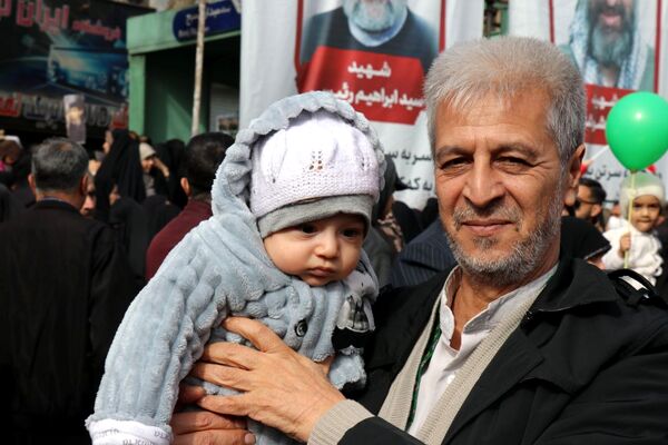 طنین شعارهای انقلابی در سالروز پیروزی انقلاب اسلامی ایران