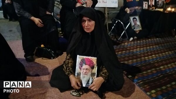 نگاهی به سیمای نورانی رهبر شهید در دست مردم