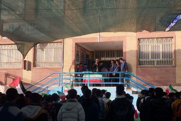 جشن آغاز دهه فجر در دبیرستان شهید احمدی روشن 