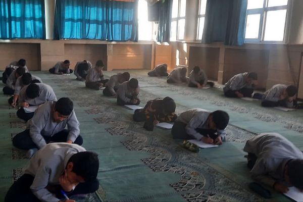   برگزاری امتحانات در دبیرستان هیات امنایی رازی 