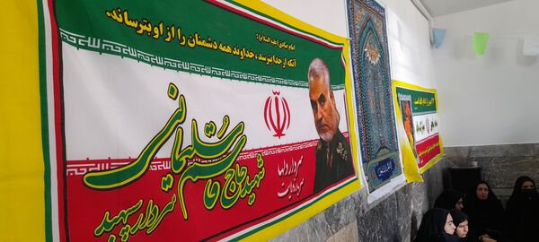 نواخته شدن زنگ گلبانگ انقلاب اسلامی در دبیرستان پگاه روستای مارکده