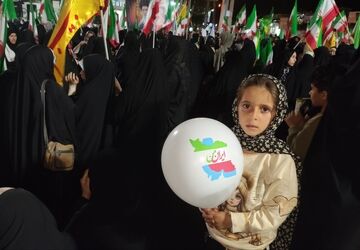 تا پیروزی در خیابان‌ها ایستاده‌ایم
