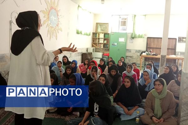 برگزاری اختتامیه پایگاه تابستانی دبیرستان توحید یک؛ همراه با جلسه‌ ی خود مراقبتی