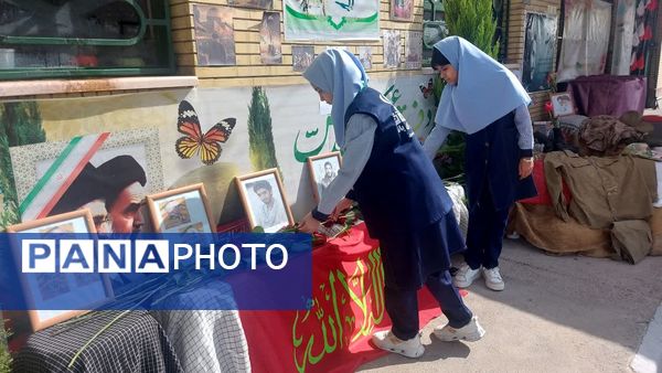 آیین گرامیداشت هفته دفاع مقدس در دبیرستان حضرت زهرا ناحیه ۶