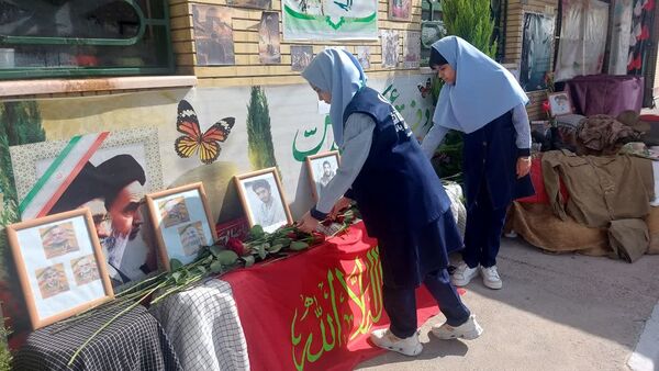 آیین گرامیداشت هفته دفاع مقدس در دبیرستان حضرت زهرا ناحیه ۶