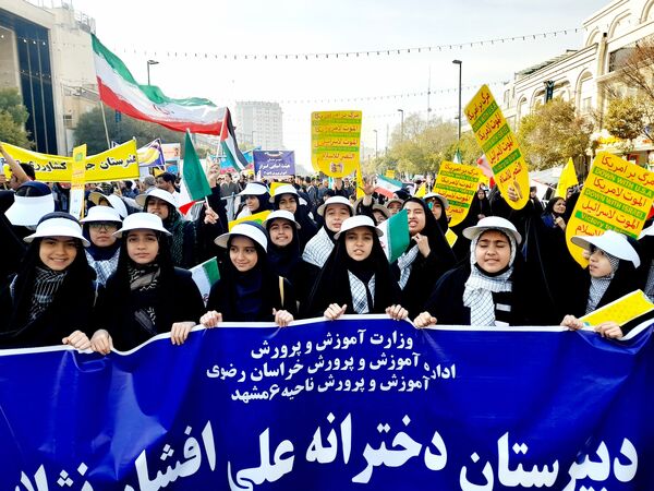 راهپیمایی روز دانش‌آموزان در ناحیه 6 مشهد 