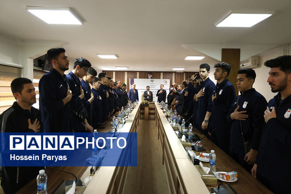 نشست صمیمی معاون تربیت بدنی و سلامت با ورزشکاران و کادر فنی تیم ملی والیبال دانش‌آموزی