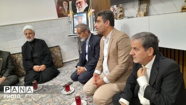 دیدار مسئولان آموزش و پرورش قم با خانواده شهید «حسین نجفی»