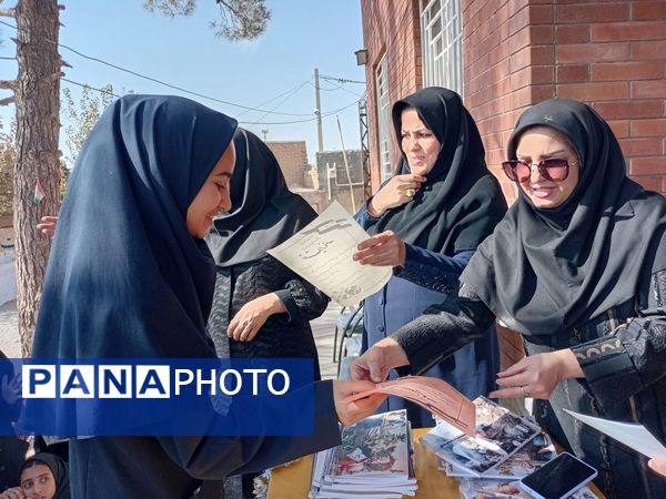 تقدیر از دانش آموزان منتخب هفته بهداشت روان در دبیرستان مادرمهربان خلیل آباد