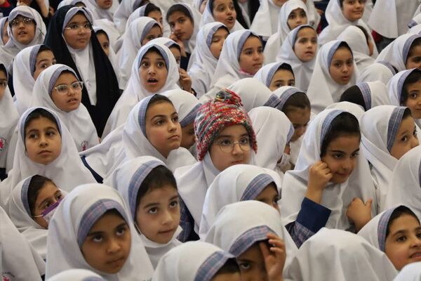 تجلیل از خیر مدرسه‌ساز دبستان دخترانه شاهد پوررضایی