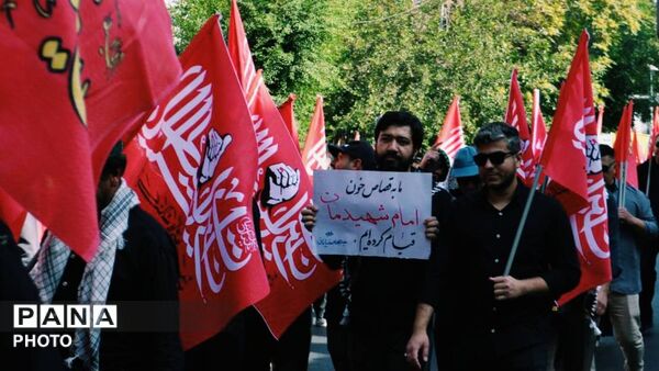 حضور گسترده مردم در مراسم تشییع رهبر شهید در میدان ولیعصر