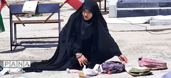 نمایش دانش‌آموزان دختر در سوگ شهدای میناب