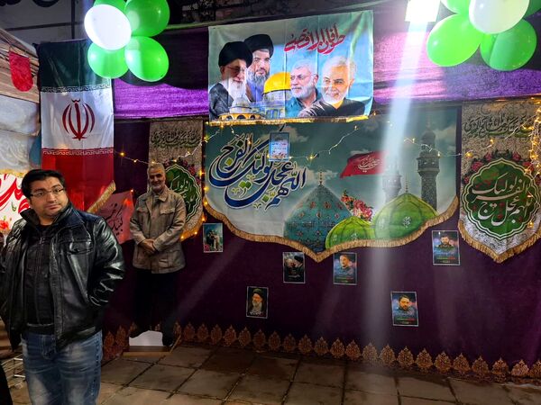 شادی مردم در کوچه وخیابان‌های مشهد در شب نیمه شعبان