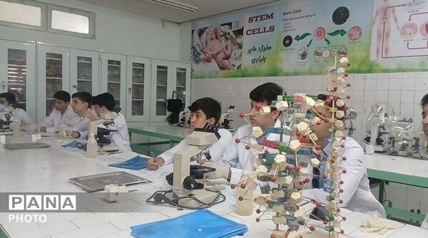 کارسوق دانش آموزان سمپادی در پژوهش سرای ابوریحان ناحیه ۵ 