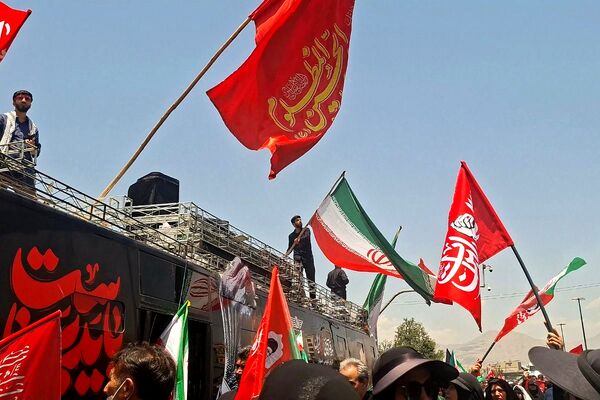 ای ساربان! آهسته ران آرام جانم می‌رود