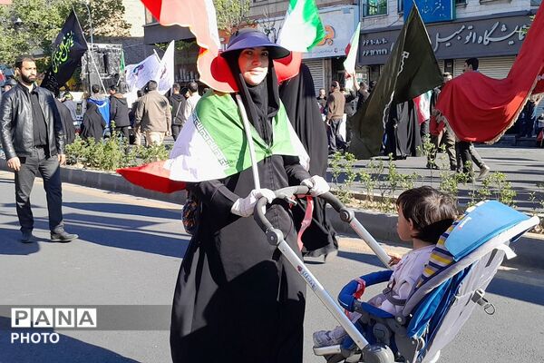 حضور اقشار مختلف مردم تهران در اربعین رهبر شهید انقلاب اسلامی 