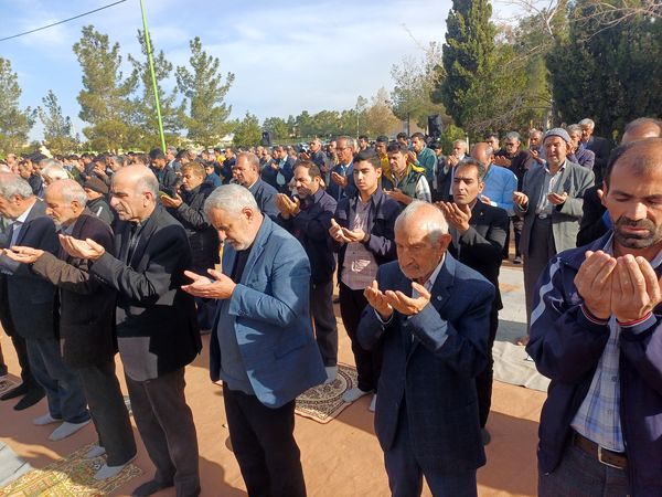 نماز عید فطر در گلزار شهدا شهرستان کوهپایه