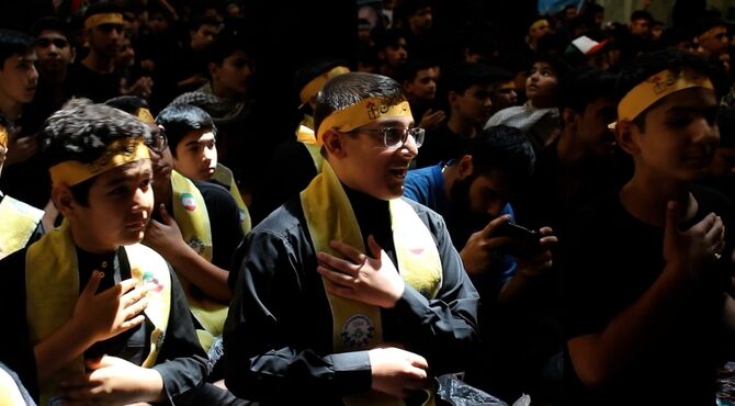 حضور نوجوانان در آیین «احلی من العسل» رواق امام خمینی حرم رضوی
