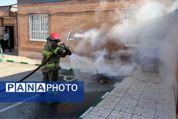 مراسم پدافند غیرعامل در دبیرستان بشارت بهارستان‌دو 