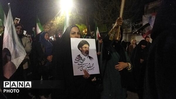 مردم نیشابور خانوادگی در میدان حاضر هستند 