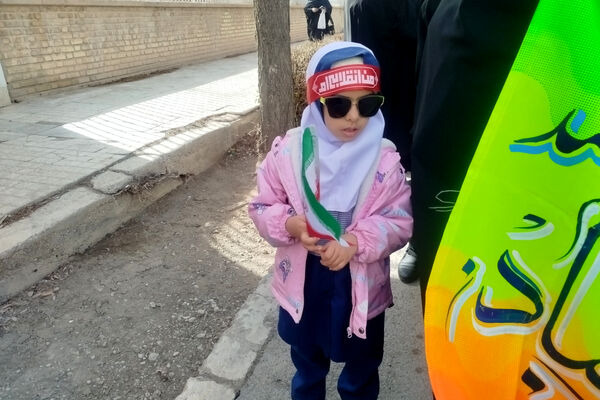 حضور پرشور دانش‌آموزان شهر بهمن در راهپیمایی ۲۲ بهمن ماه