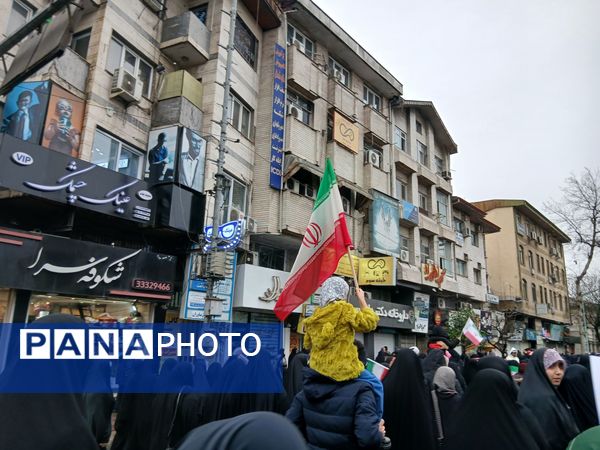 باران عشق وارادت به انقلاب همراه با باران‌ها ی نقره‌ای رشت