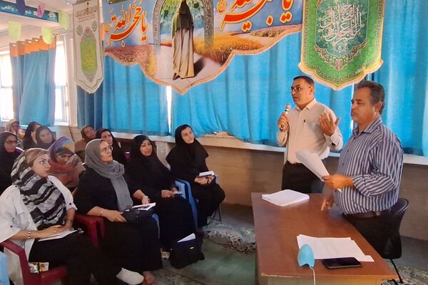 جلسه انجمن اولیا و مربیان در دبیرستان رازی