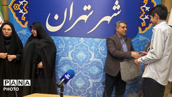 تقدیر از دانش‌آموزخبرنگاران، نمایندگان مجلس و مجامع دانش‌آموزی در نشست گفت‌وگوی بین‌نسلی تهران