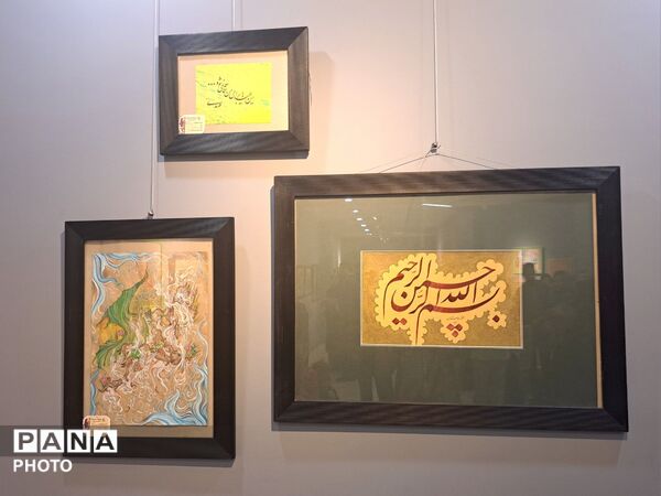 نمایشگاه آثار هنری اعضای کانون پرورش فکری کودکان و نوجوانان قم در مجموعه کتاب سرو
