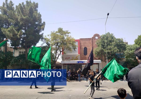 عزاداری ظهر  عاشورا در خیابان‌های شهر نیشابور 