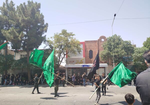 عزاداری ظهر  عاشورا در خیابان‌های شهر نیشابور 