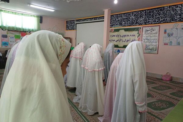 پیش‌اجلاسیه نماز در مدارس فیروزکوه با تجلیل از فعالان دینی