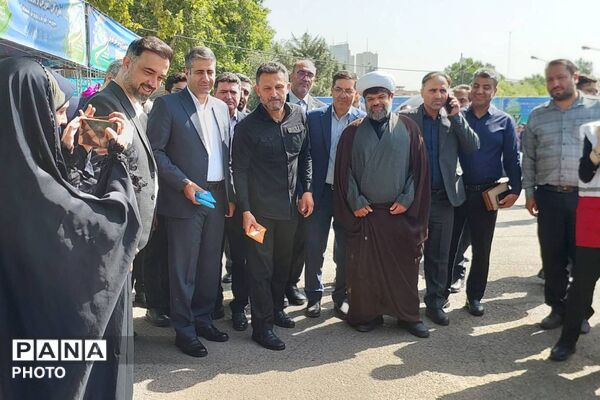تقدیر از دانش‌آموزان برگزیده پویش‌های کانون نیایش منطقه ۶ در آیین افتتاحیه پایگاه‌های تابستانی