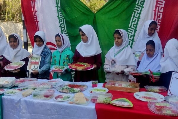 صبحانه نمادین دانش‌آموزان دبستان مولوی فین