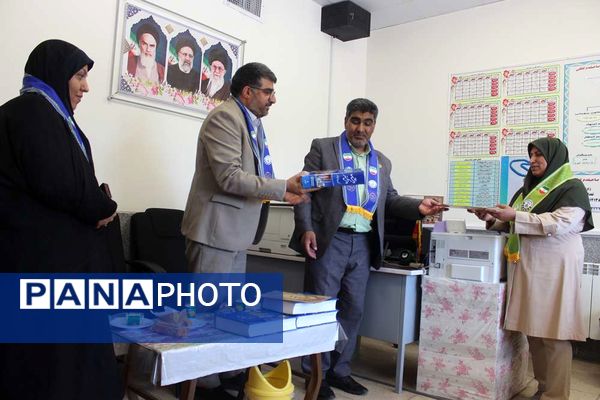 بازدید مدیر سازمان دانش‌آموزی استان و همکاران ستادی از مدارس تشکیلاتی زرند 