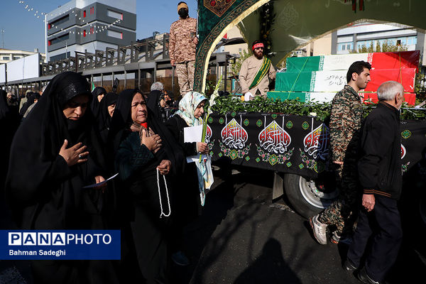 تشییع پیکرهای ۱۰۰ شهید گمنام از مقابل دانشگاه تهران