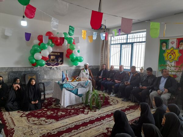 نواخته شدن زنگ گلبانگ انقلاب اسلامی در دبیرستان پگاه روستای مارکده