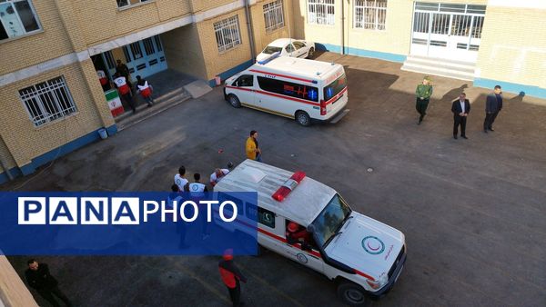 دانش‌آموزان ملکان در خط مقدم ایمنی؛ اجرای مانور پدافند غیرعامل در مدرسه امام حسین(ع)