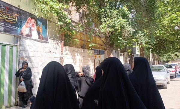 دیدار صمیمانه دانش آموز خبرنگاران پانا در منزل مادر شهید جمهور