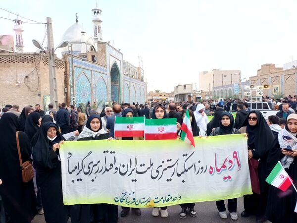 راهپیمایی 9 دی در بهبهان؛ فرهنگیان و دانش‌آموزان با آرمان‌های انقلاب تجدید بیعت کردند