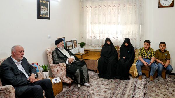 ‌حضور آیت الله رئیسی در منزل شهید مدافع حرم آقابابایی