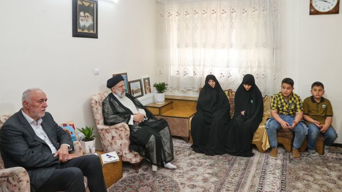 ‌حضور آیت الله رئیسی در منزل شهید مدافع حرم آقابابایی
