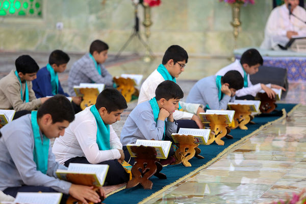 ترتیل خوانی دانش‌آموزان در حرم حضرت معصومه(س)