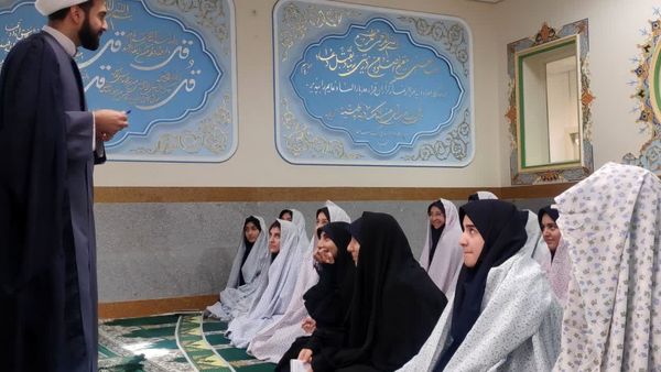 عطر بندگی در مدرسه اقامه نماز جماعت