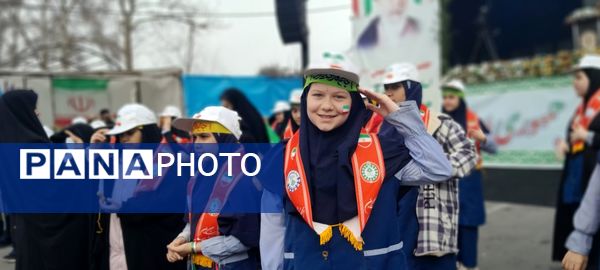 دانش‌آموزان البرزی جشن پیروزی انقلاب را در ۲۲ بهمن باشکوه رقم زدند