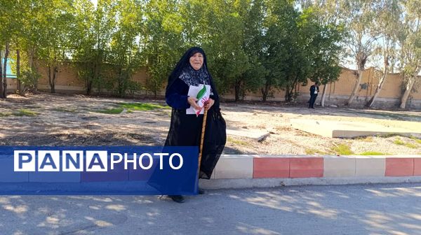 استقبال مردم اهواز از رئیس جمهوری