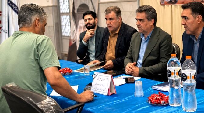 برپایی میز خدمت شرکت آب و فاضلاب در آباده